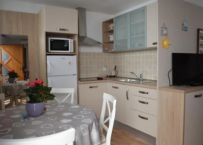Apartman Lora *